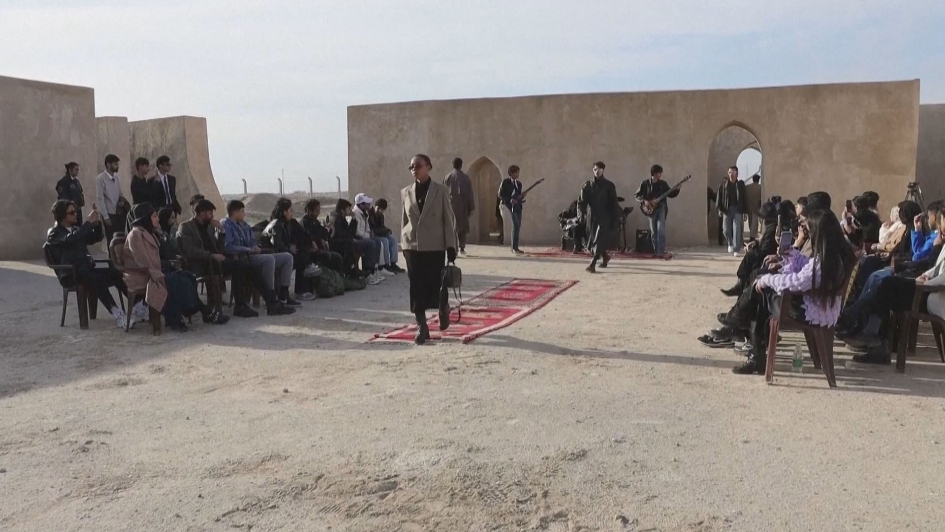 نمایشی جلوبەرگ لە بەسرە؛ پۆشینی جلی دەستی دوو بۆ پاراستنی ژینگە