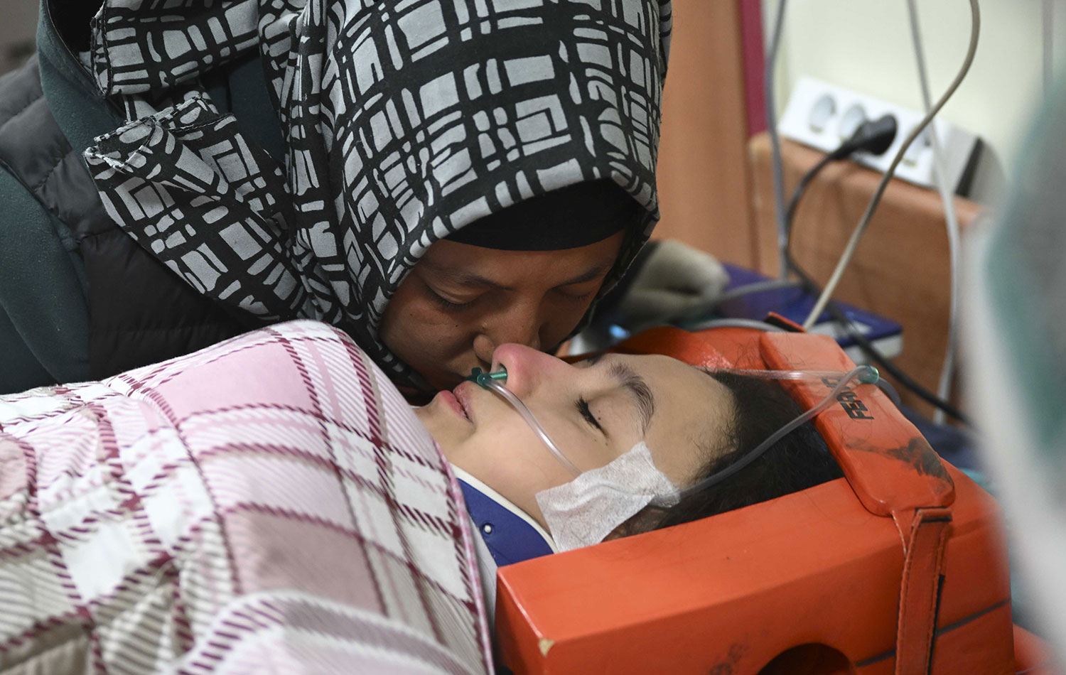 Madenciler 248 saat sonra 17 yaşındaki genç kızı sağ çıkardı