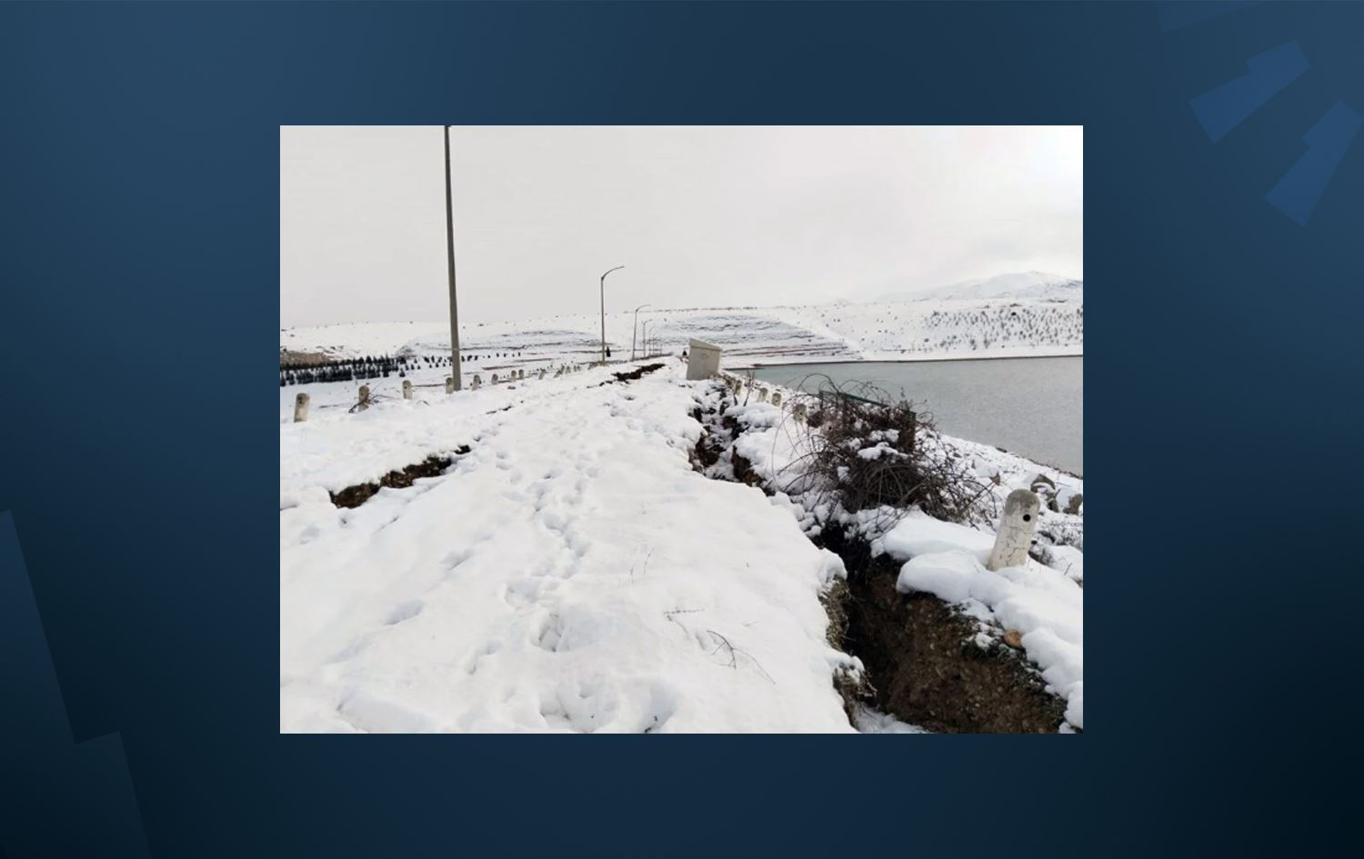 بەنداوێکی مەلەتی درزی تێکەوتووە و ئاوەکەی بەردەدرێتەوە