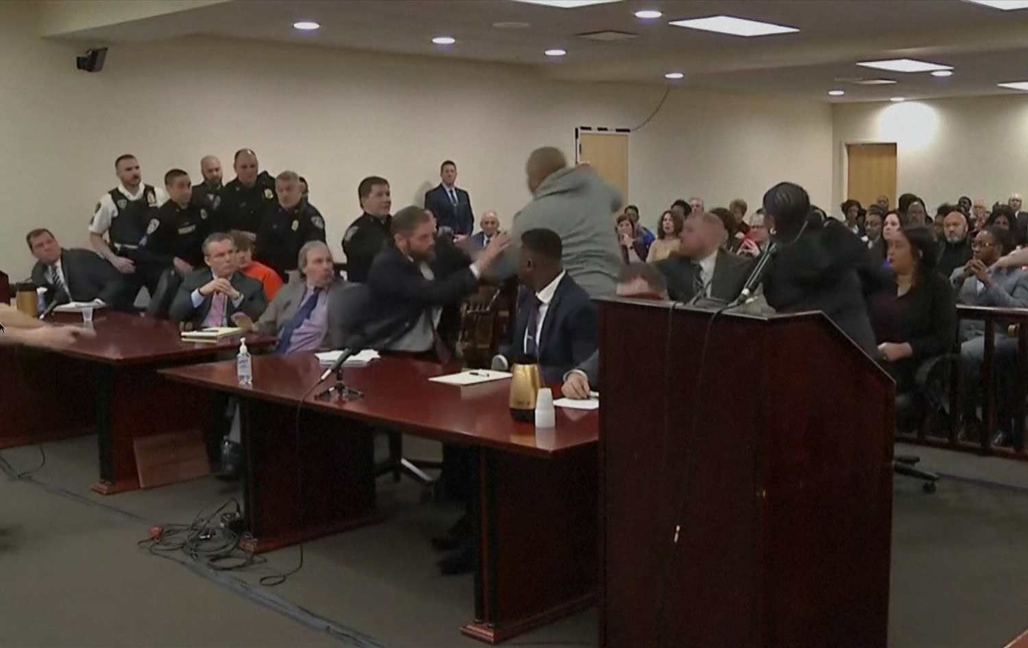 لە نیویۆرک کەسێک لەنێو دادگەدا هێرشدەکاتە سەر تاوانبارێک