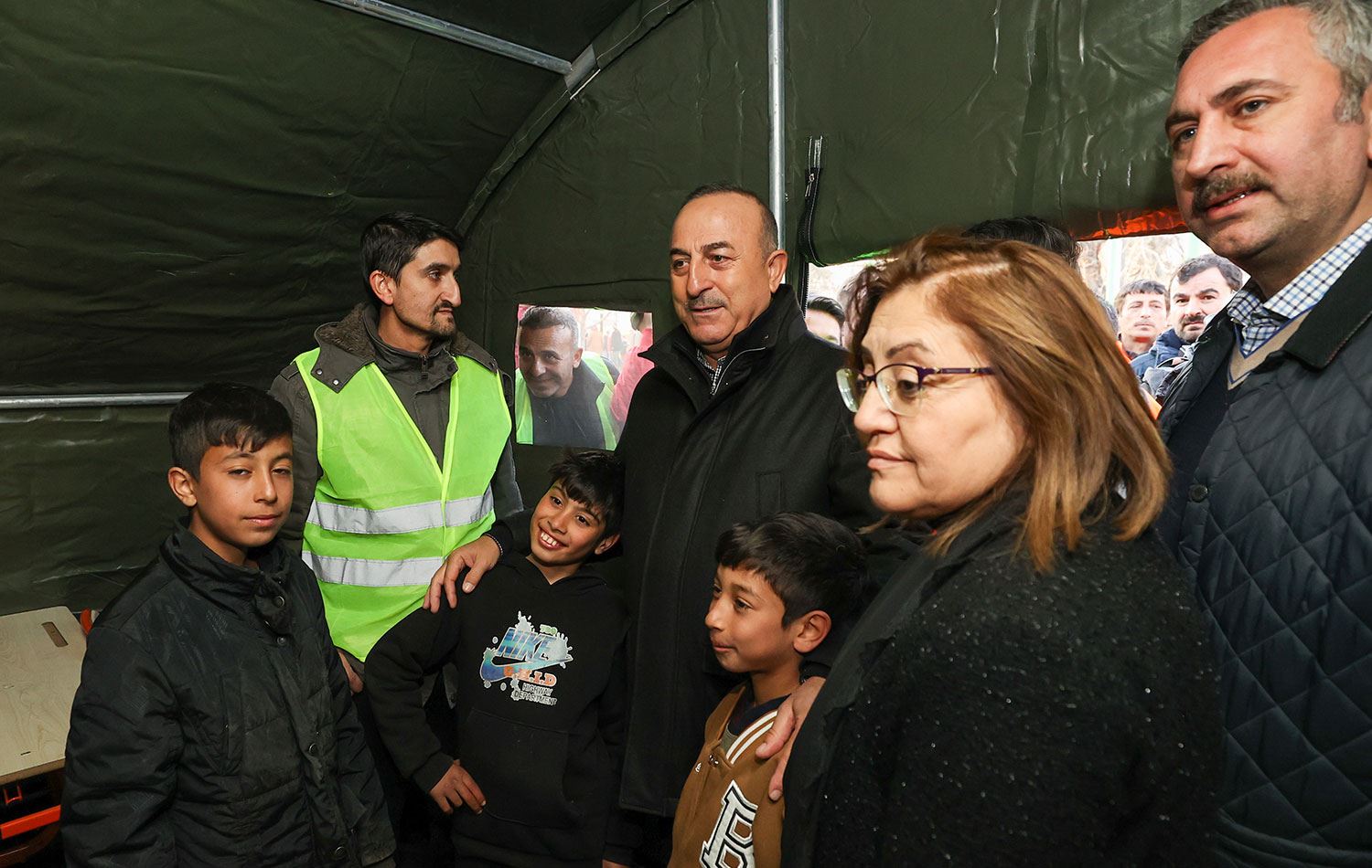Çavuşoğlu: 70 bin çadır geldi, 55 bin çadır da sevkiyat için bekliyor