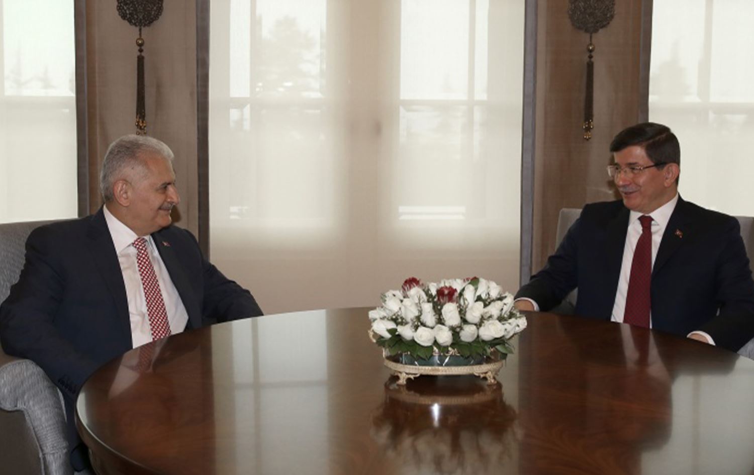 Davutoglu: Çi karê zarokên Binali Yildirim di rêveberiya Kizilayê de heye