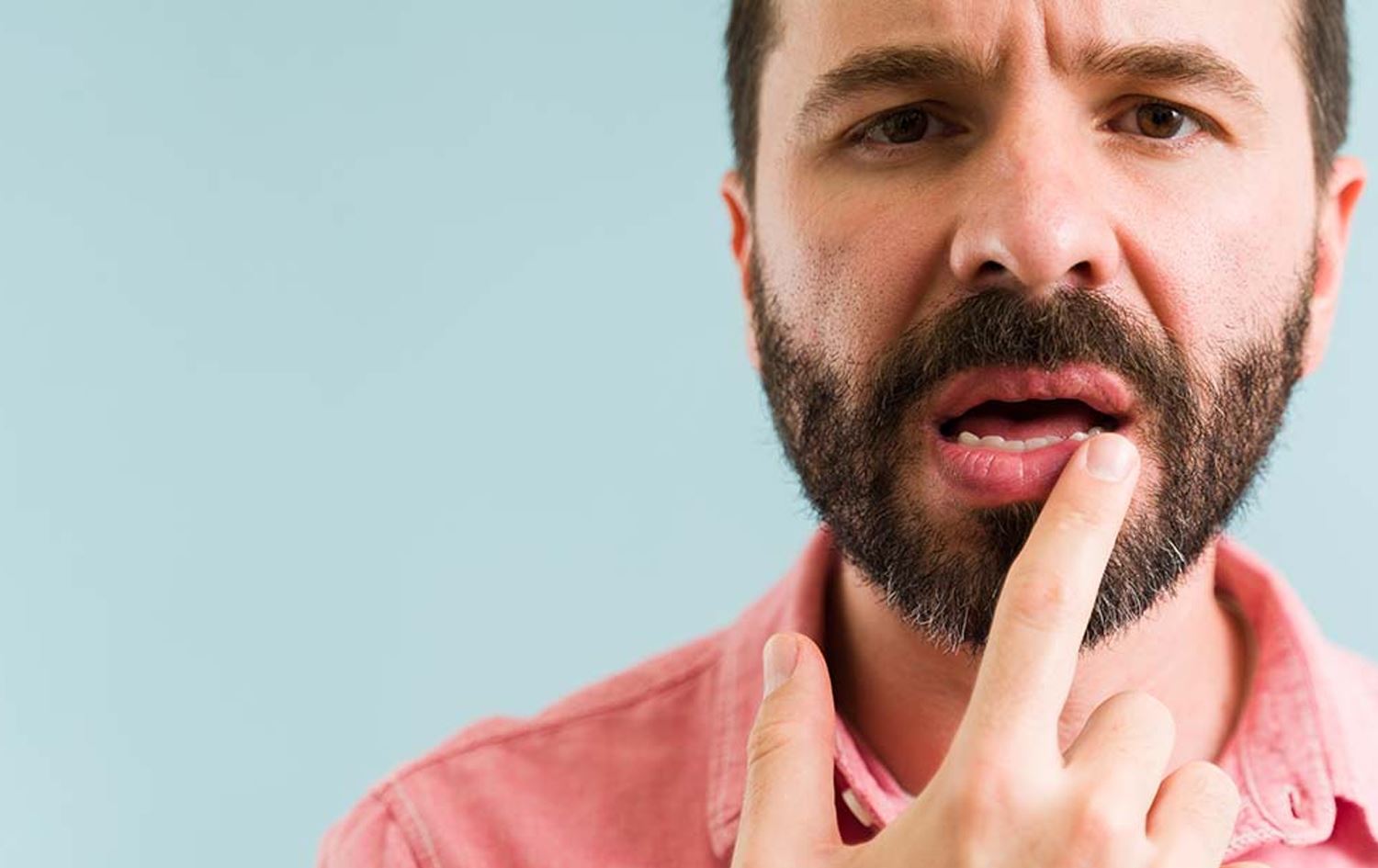 پسپۆڕێکی قوڕگ، لووت و گوێ هۆکارە باوەکانی وشکبوونی نێو دەم باسدەکات