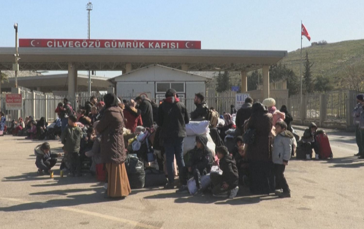 Koçberên Sûrî ji ber erdheja li Tirkiyê vedigerin warên xwe