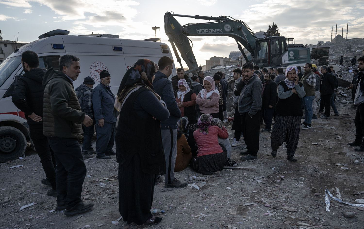 Enkaz alanında bir kişi ölü bulundu: Kepçe operatörü gözaltında