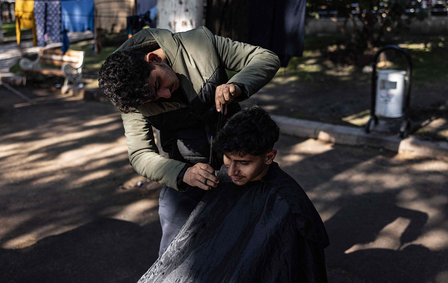 Suriyeli öğrenci Muhammed el-Hamo depremzedelere berber hizmeti sunuyor