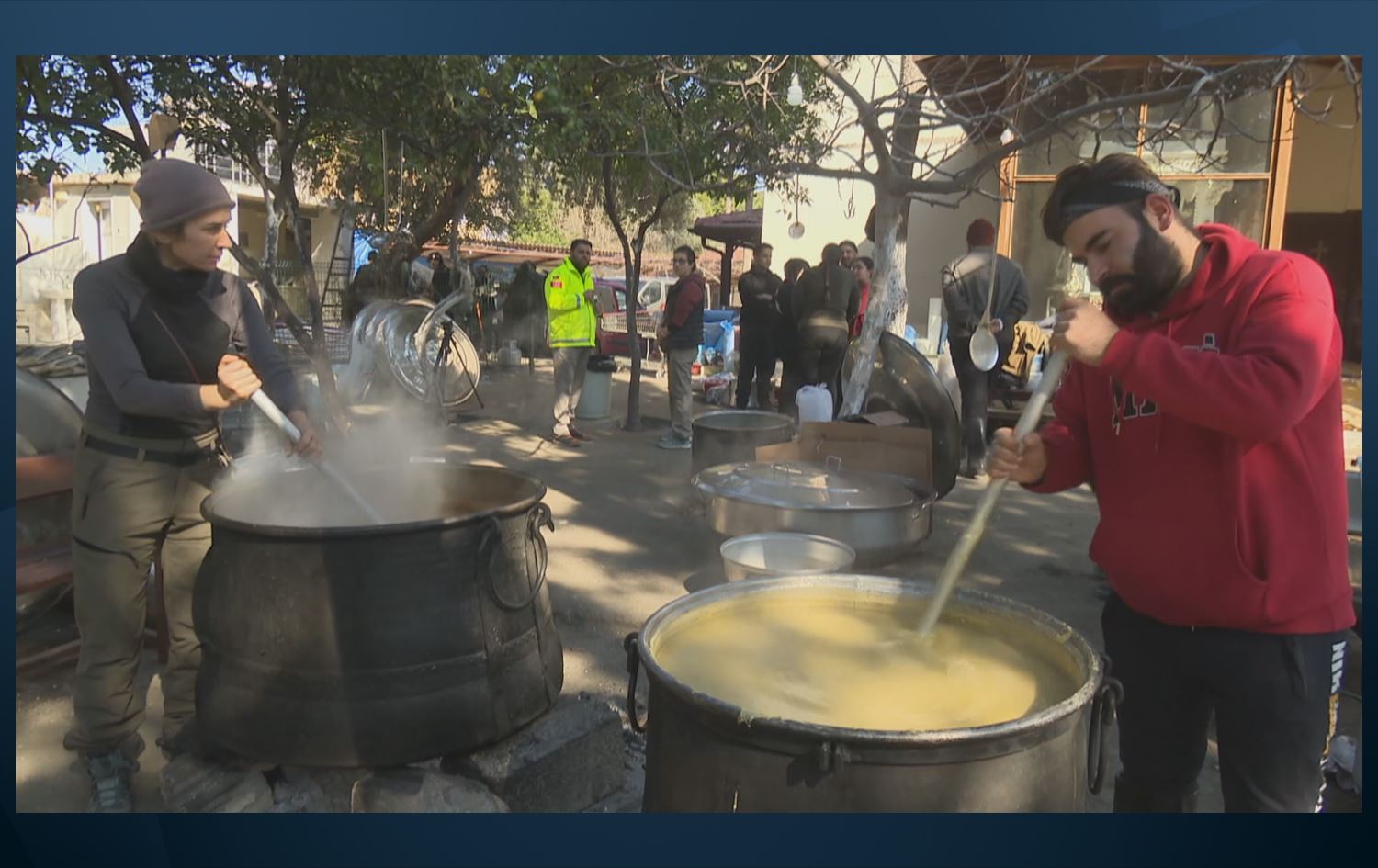 Li Îskenderûnê qurbaniyên erdhejê Krîstiyan û Misilman alîkariya hev dikin