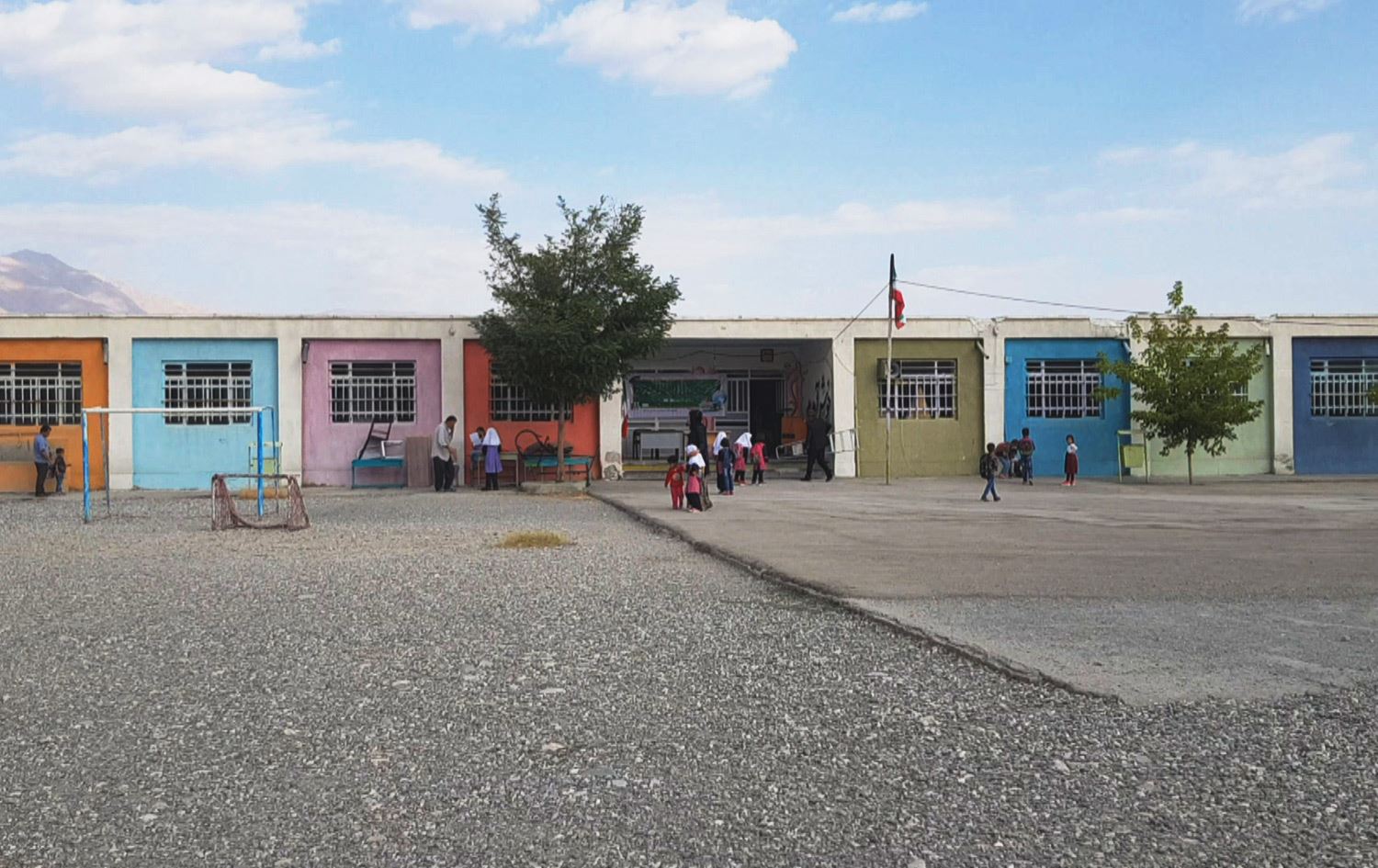 حکومەتی ئێران بڕیاری فرۆشتنی سەتان قوتابخانە دەدات و خێرخوازان هۆشداری دەدەن