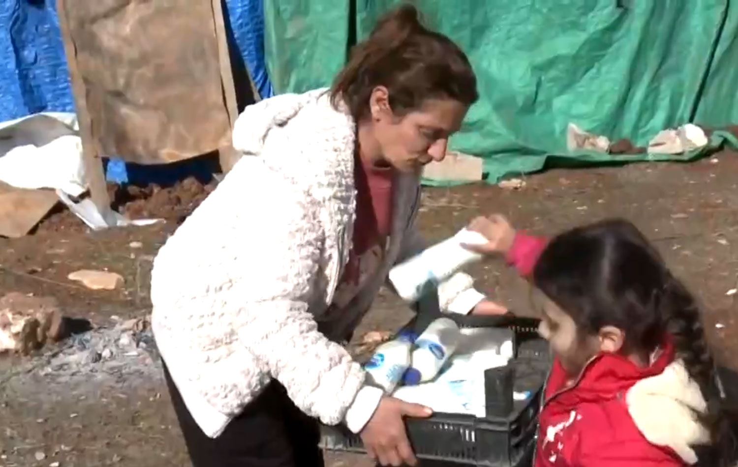 Depremden sağ kurtulan çift sağdıkları sütü çadırkente götürüp dağıtıyor