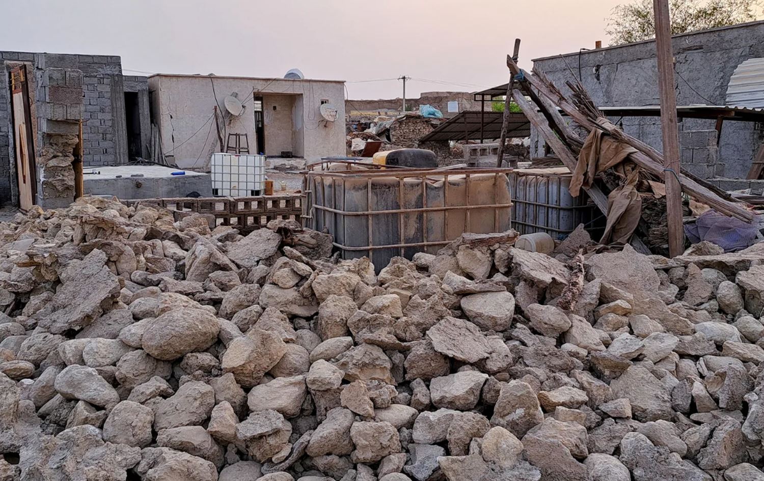 زلزال بقوة 5.2 ريختر يضرب مدينة لارستان الايرانية