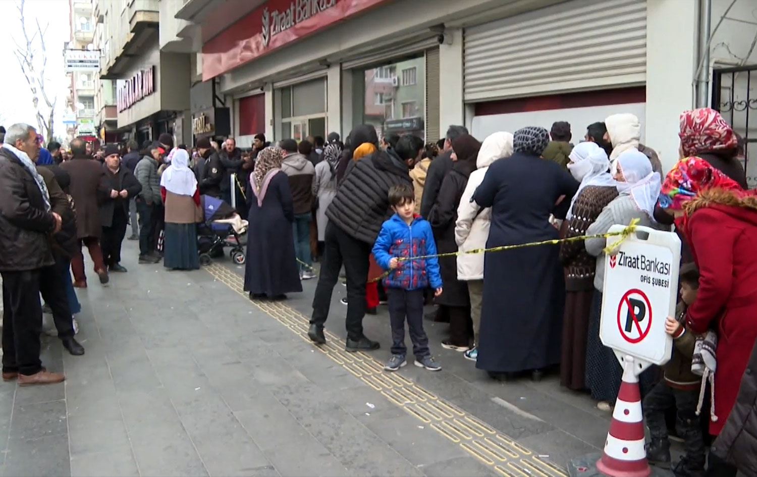 Diyarbakır’da bankaların önünde 1 km'lik kuyruk oluştu