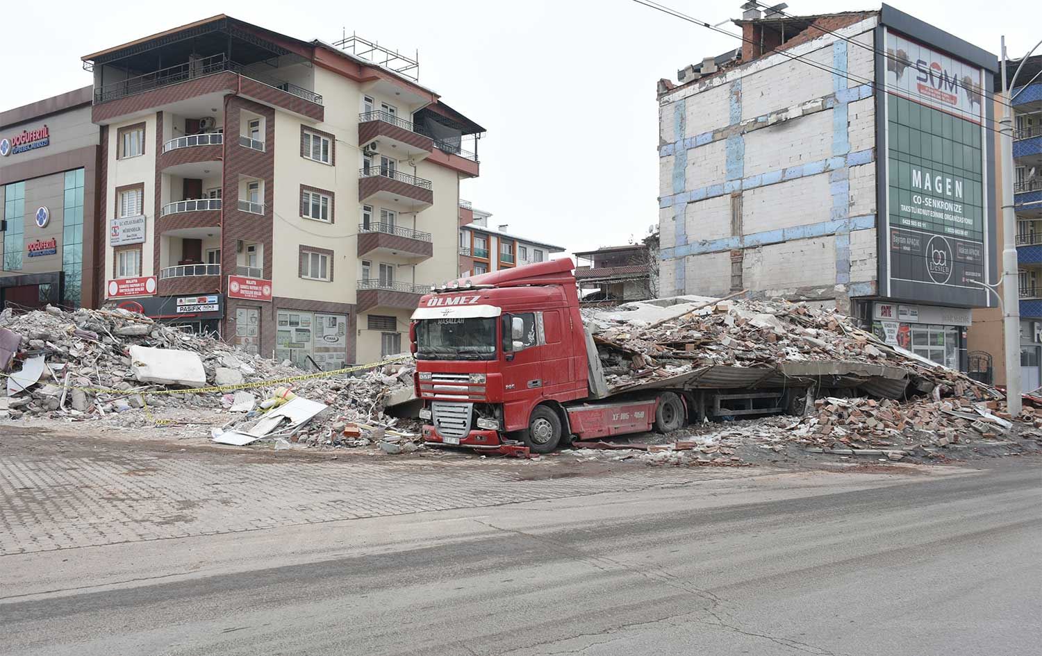 پارێزگای مەلەتی: 3103 باڵەخانە بەتەواوەتی رووخان