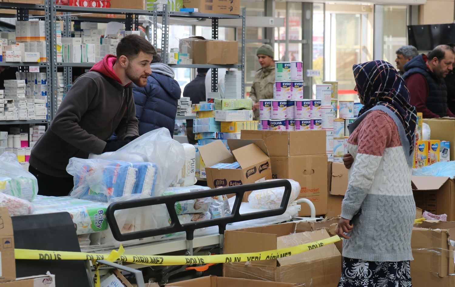 Li Semsûrê dermanxaneyek bê beramber derman dide qurbaniyên erdhejê