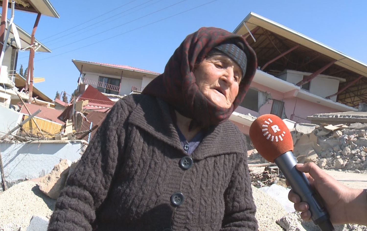 Dayikeke Kurd li ser kavilên ku 2 keçên wê di bin de canê xwe ji dest dane dike hawar