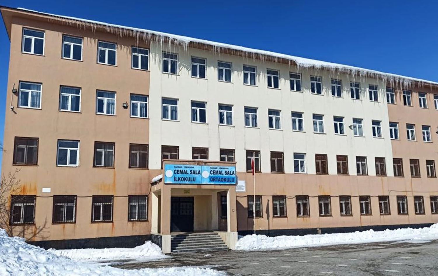 Li Colemêrg û Geverê ji ber metirsiya erdhejê 3 dibistan hatin valakirin