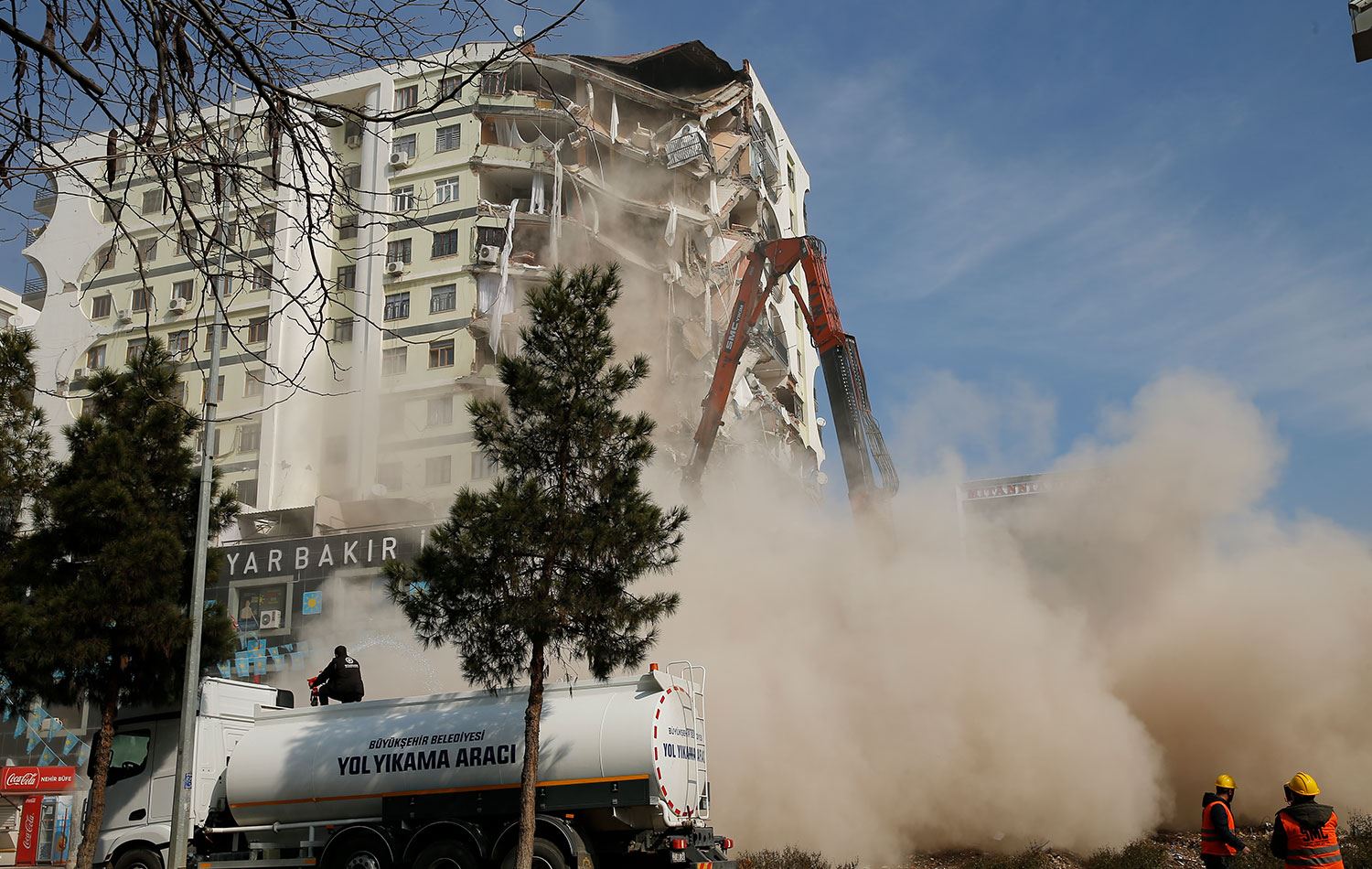 DİYARBAKIR – İçeride kedi tespit edildi Galeria’da yıkım durduruldu