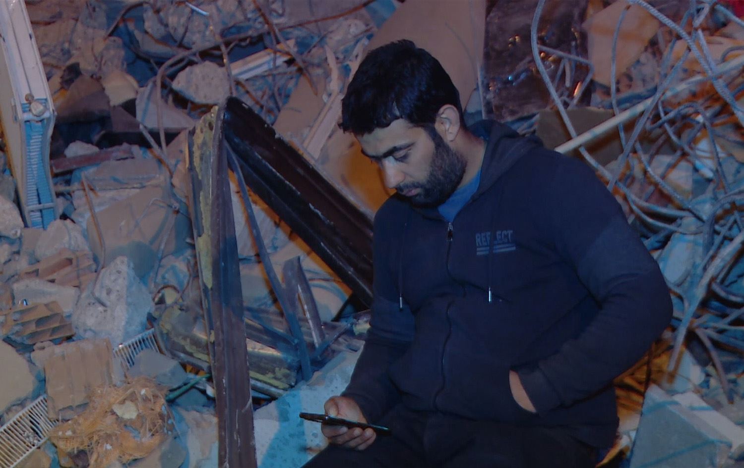 هاونیشتمانییەک لە سەمسوور هاوژین و کچێكی لە بوومەلەرزەکەدا لەدەستداوە لەسەر شەقام دەمێنێتەوە