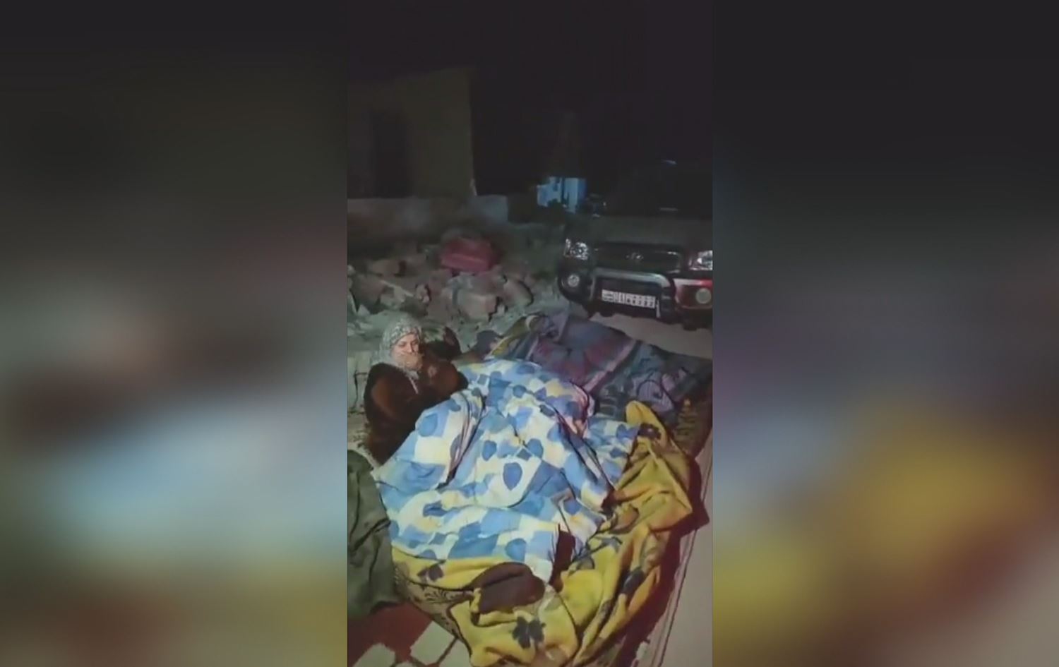 CINDIRÊS: Zarokên ku di erdhejê de sêwî mane di sermayê de li kolanan radizên