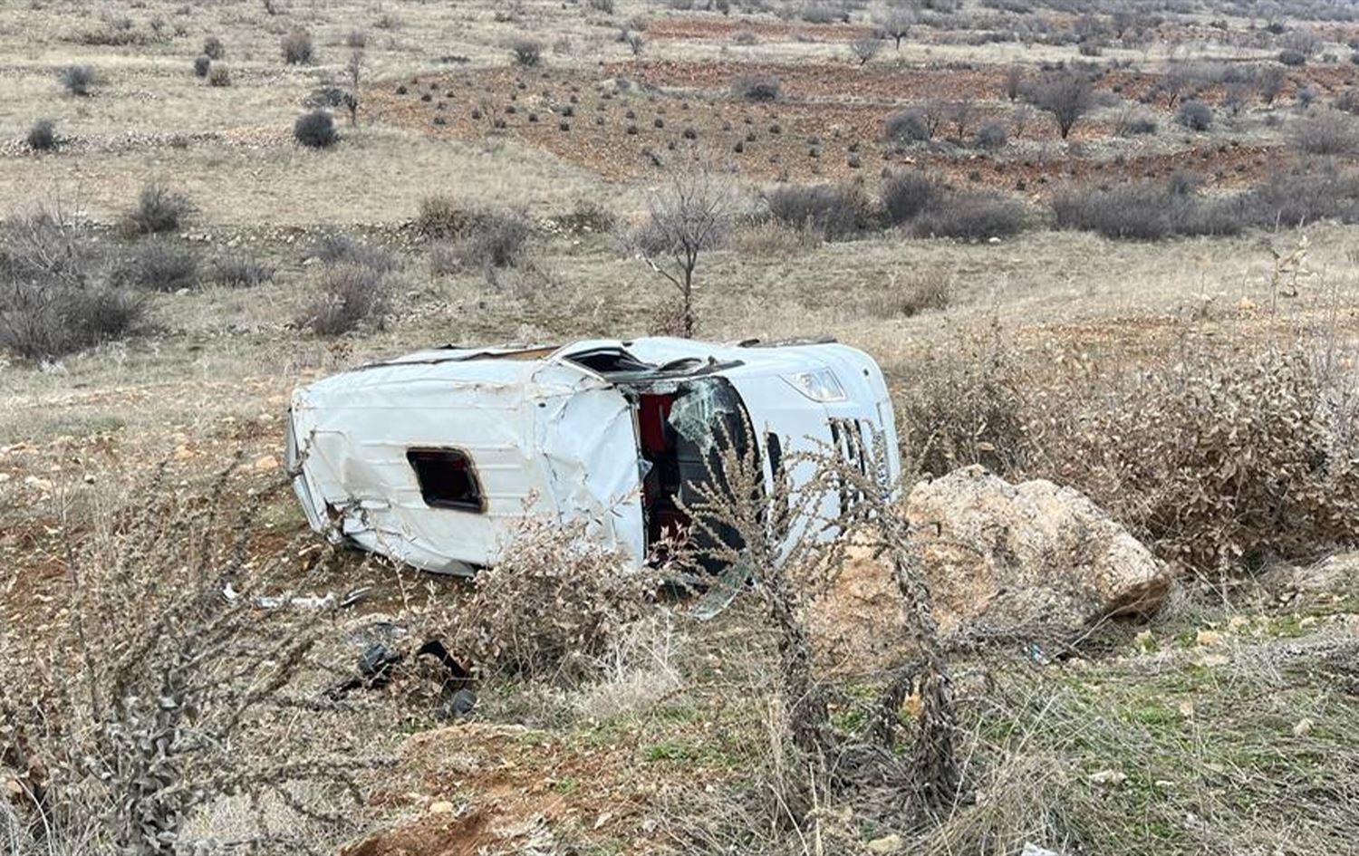 Li Mêrdînê minibusek qulibî: 13 xwendekar birîndar bûn