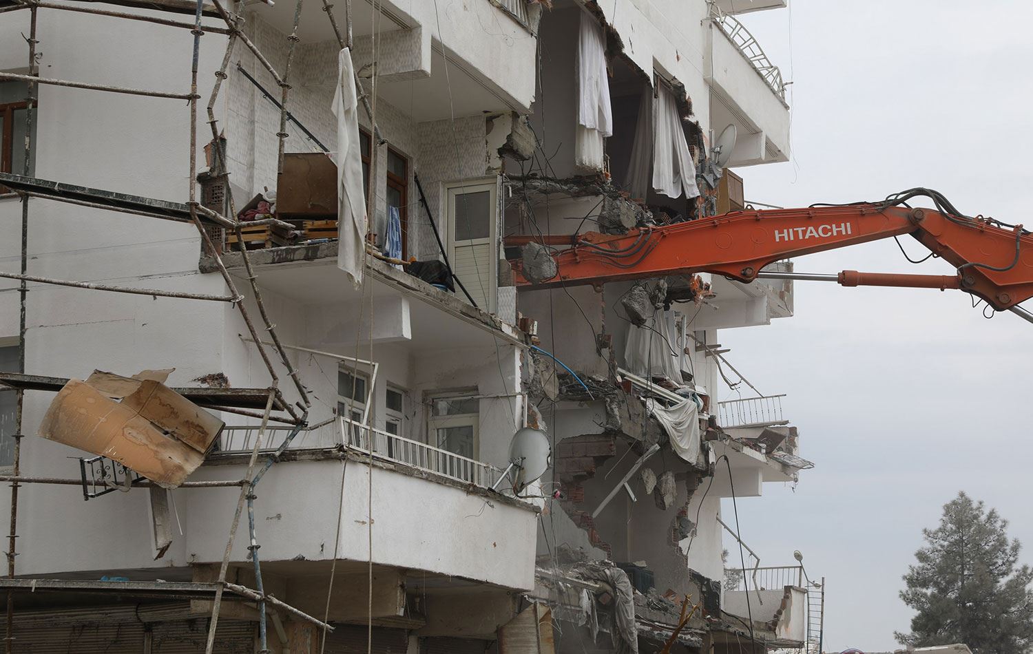 Diyarbakır’da hasarlı binaların yıkımı önce durduruldu daha sonra karar kaldırıldı