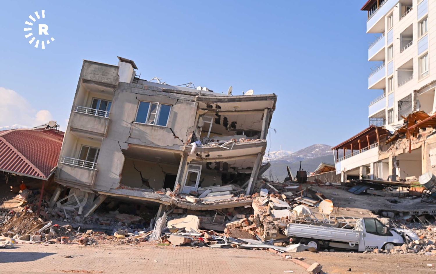 بەهۆی باڵەخانە رووخاوەکانی دیلۆک 22 بەڵێندەر دەستگیرکران