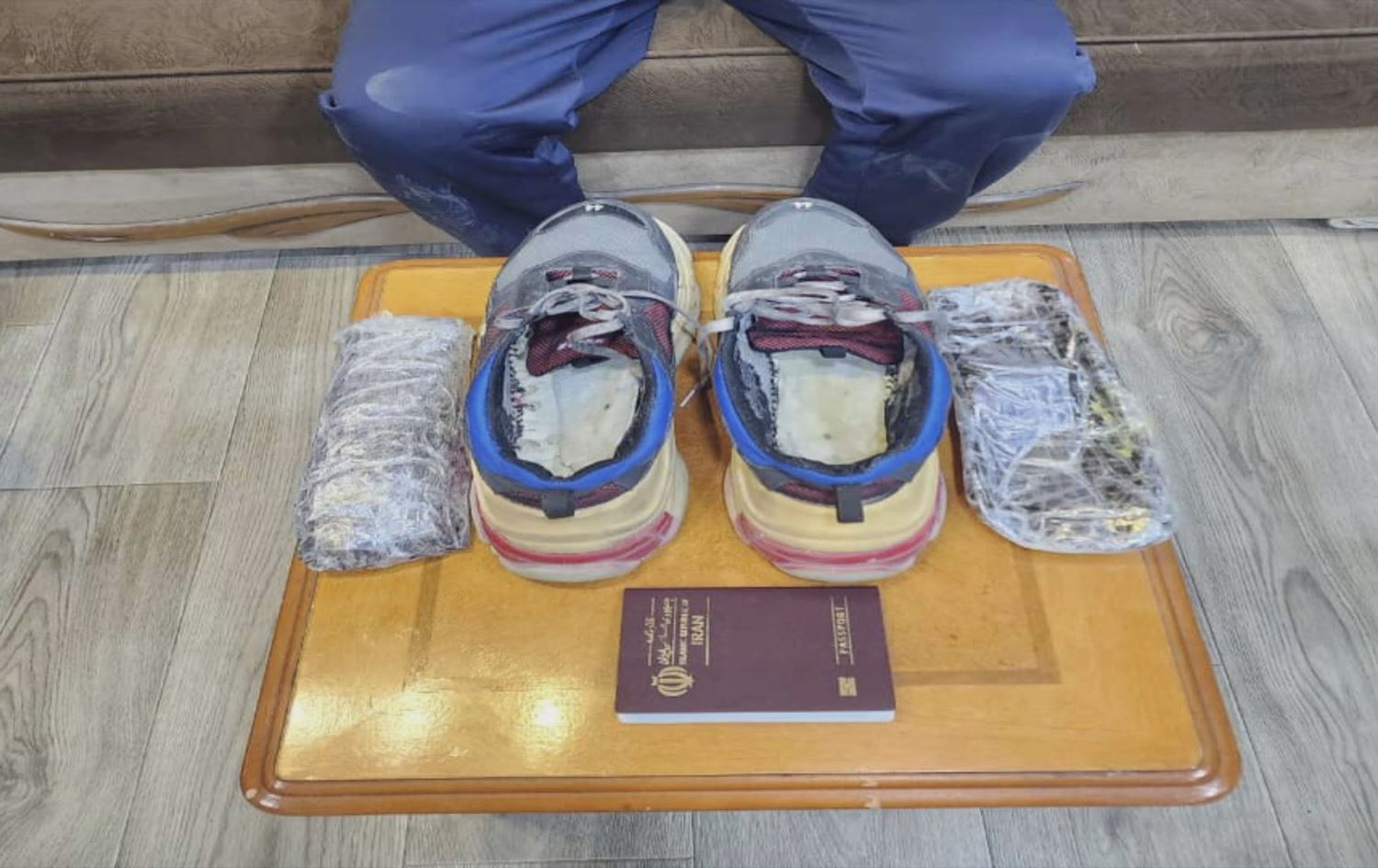 گەشتیارێک لە بەسرە یەک کیلۆ حەشیش لە پێڵاوەکانیدا دەشارێتەوە