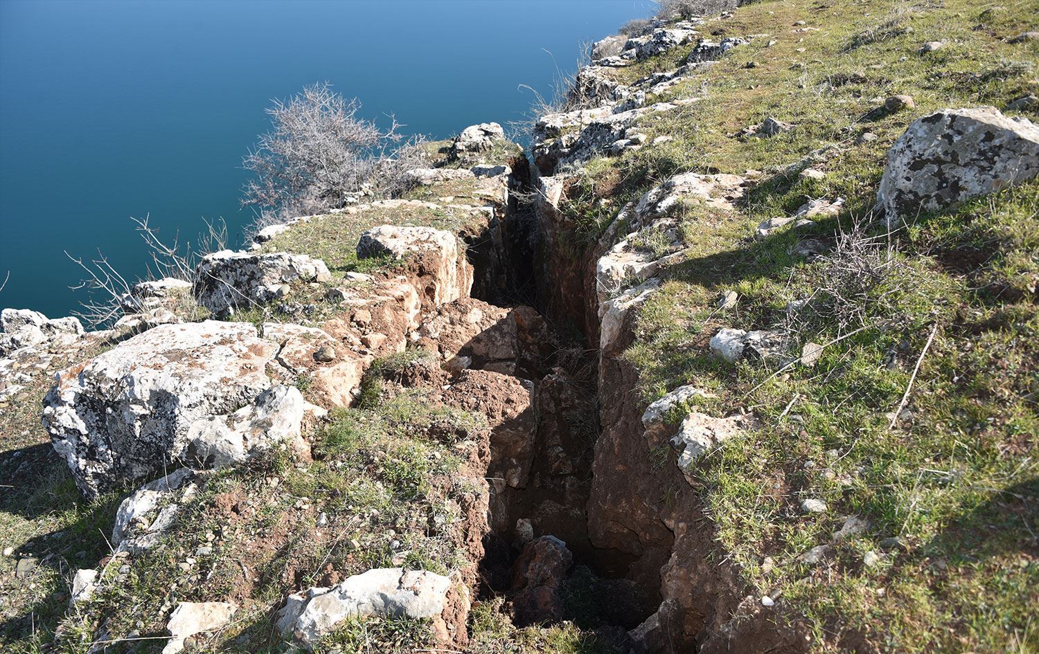 Ji ber erdheja Mereşê li qeraxên Çemê Feratê qelşên mezin çêbûne