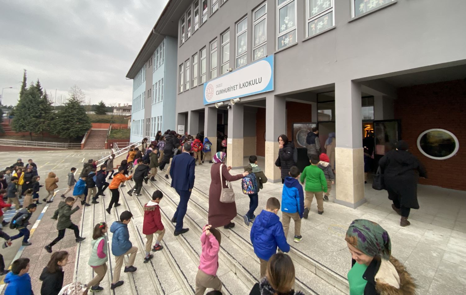 پشووی خوێندن لە پارێزگا بوومەلەرزە لێدراوەکانی باکووری کوردستان و تورکیا درێژکرایەوە