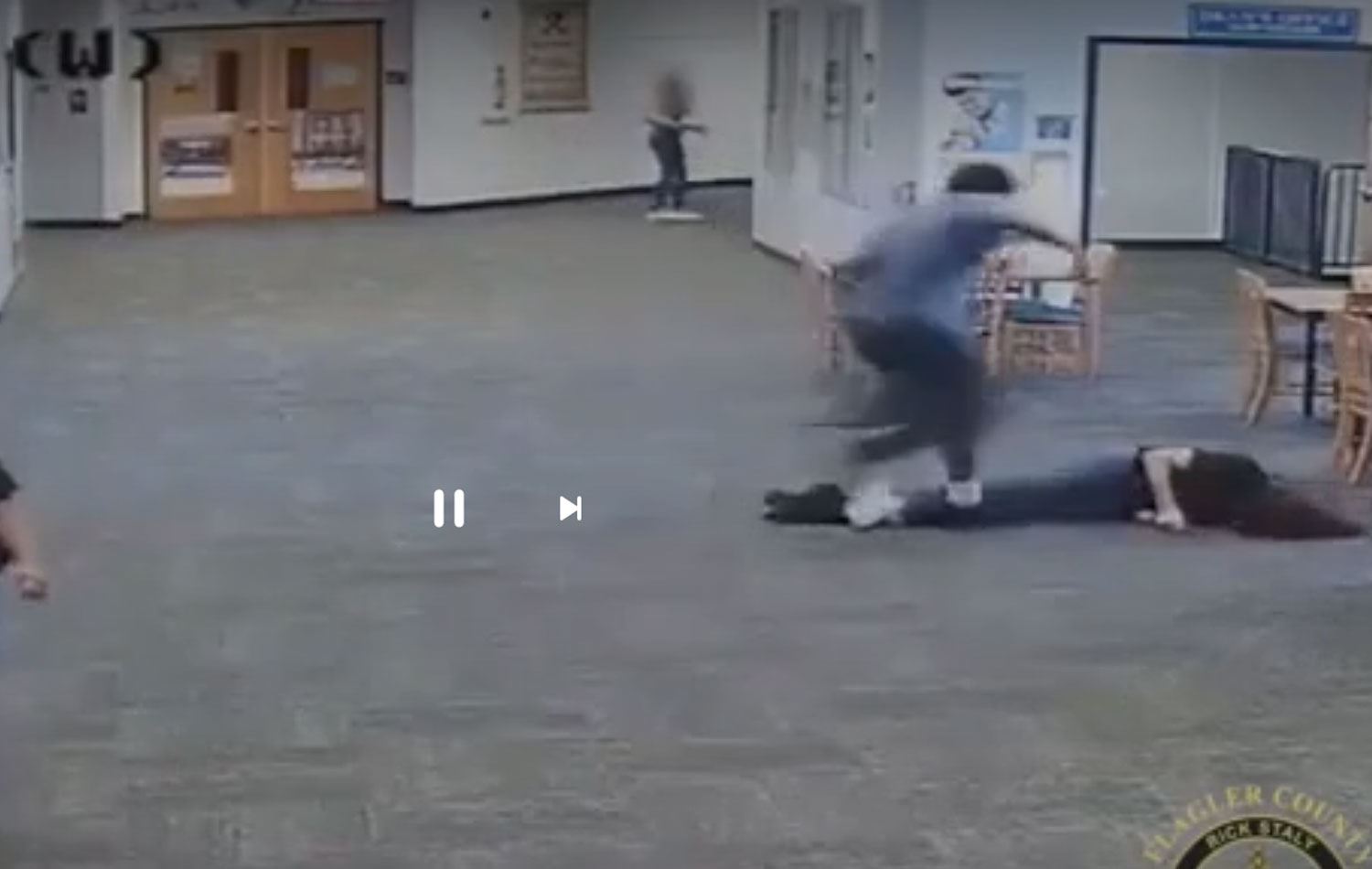 ABD’de bir öğrenci video oyun cihazını elinden alan kadın öğretmeni bayılıncaya kadar darp etti