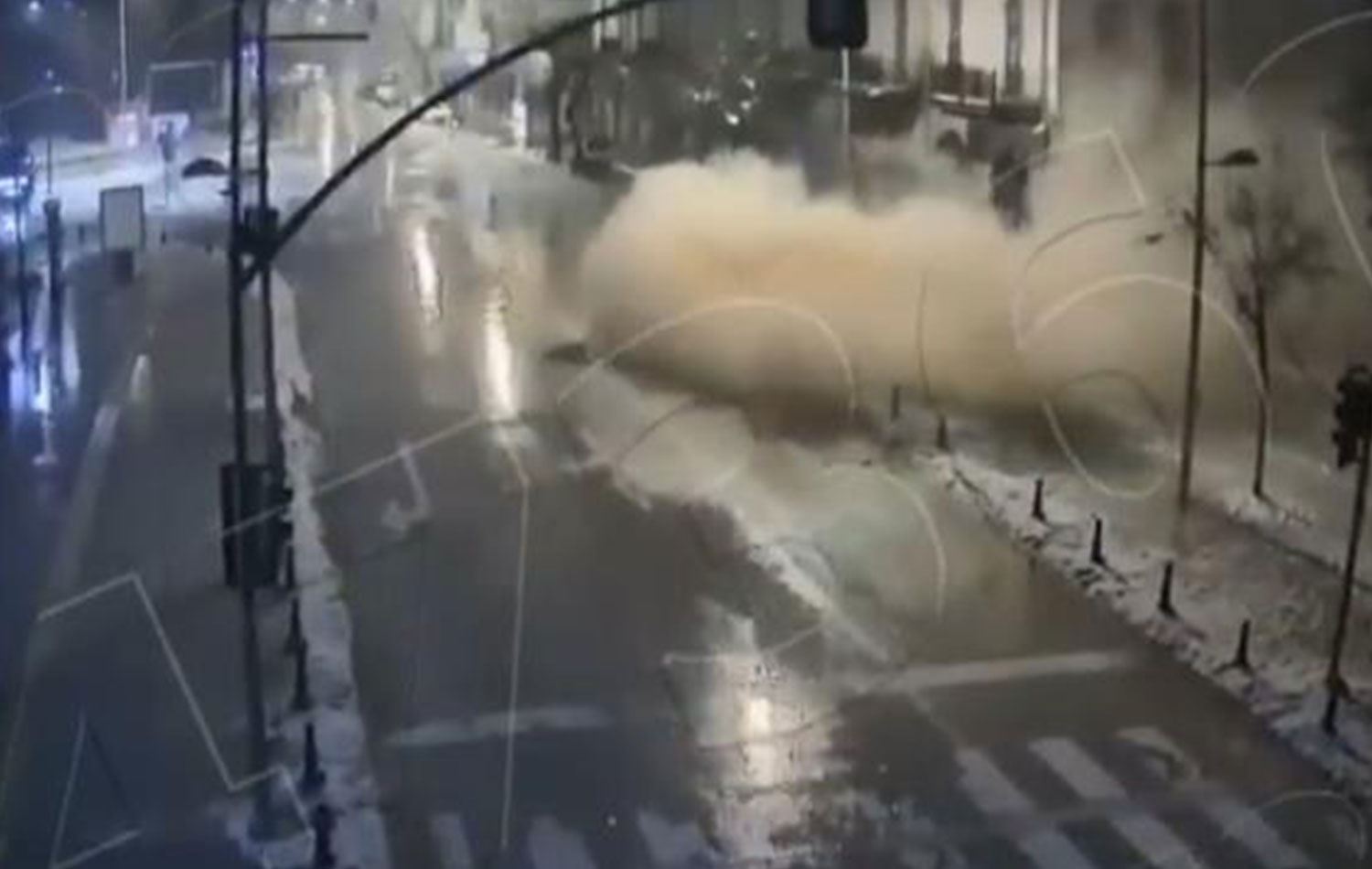 Antep'te binaların yıkılma anı kameralara yansıdı