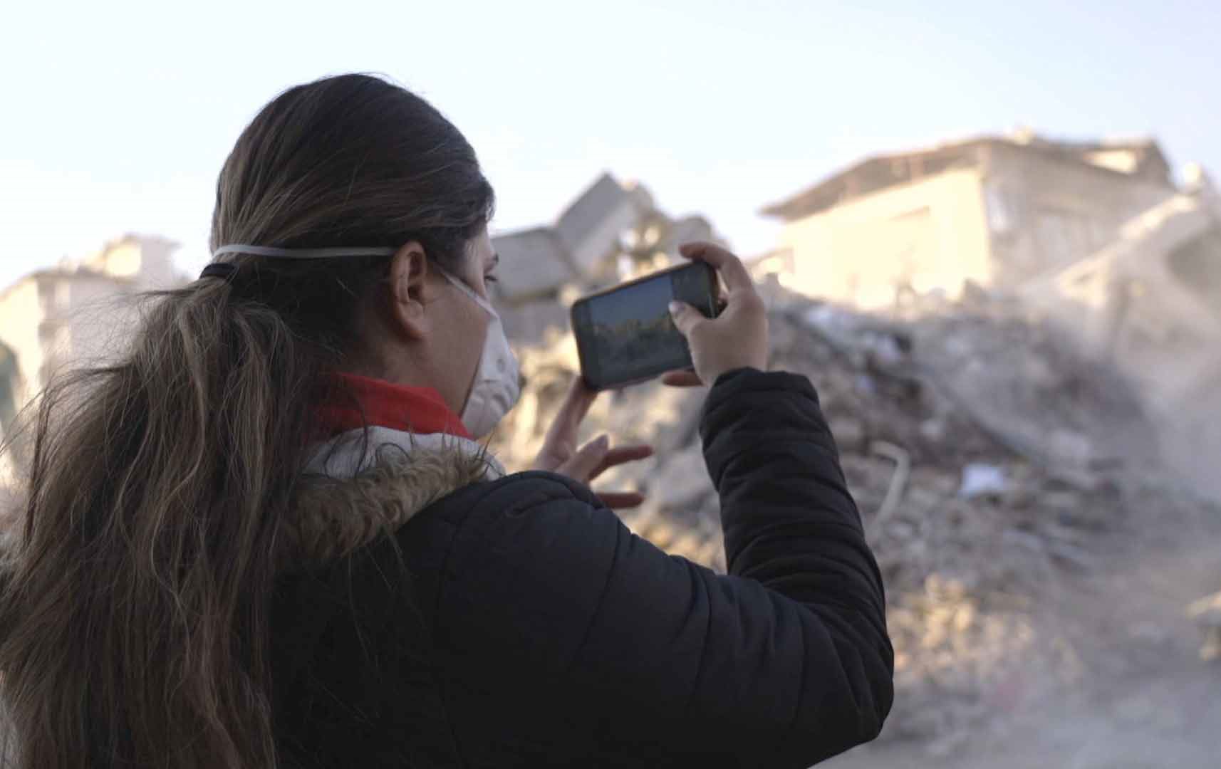 ژمارەیەک رۆژنامەڤانی ژن رووماڵی بوومەلەرزە دەکەن؛ "10 شەو لە ئۆتۆمبێلدا خەوتین"