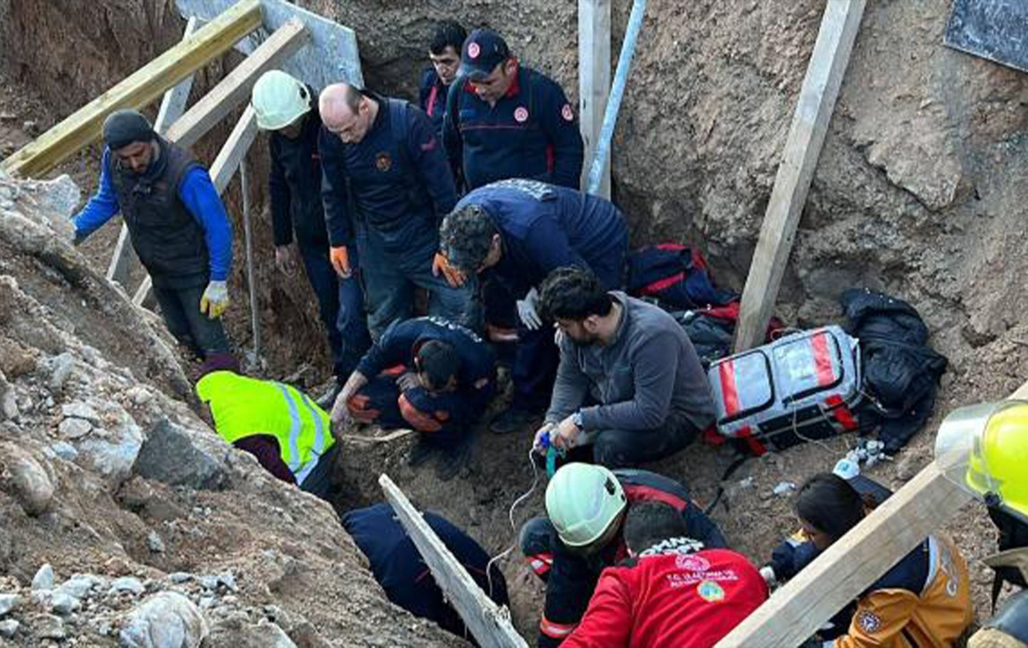 Meletî: Di çêkirina firokexaneyê de 2 karkeran canê xwe ji dest dan