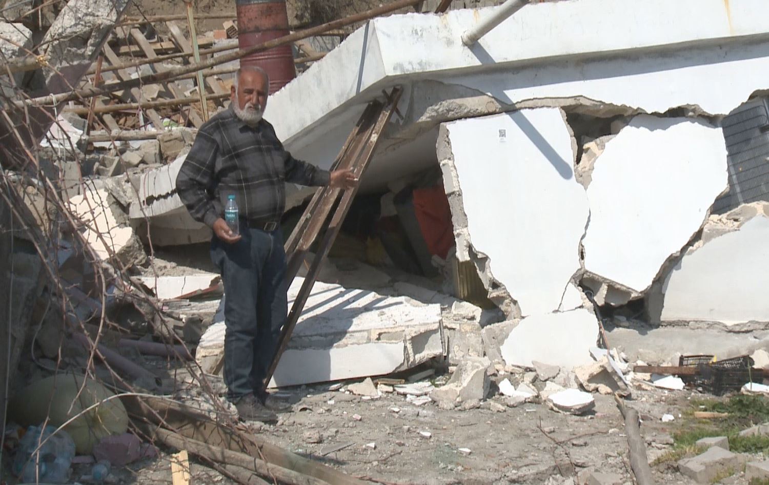 چیرۆکی پیاوێکی بەتەمەنی باکووری کوردستان؛ هاوژینەکەی لە بوومەلەرزە ئاگاداری کردەوە و خۆی بە جەڵتە گیانی لەدەستدا