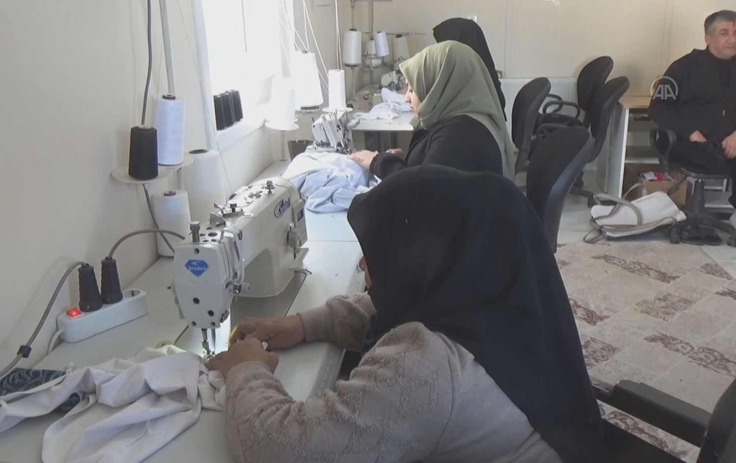 نیڤشکانانی مووش بە دوورینی جلوبەرگ هاوکاری لێقەوماوانی بوومەلەرزە دەکەن