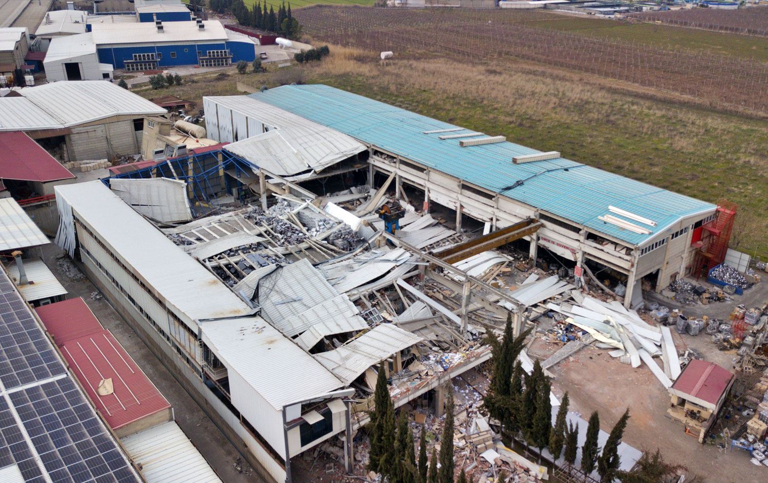 Maraş'ta ağır hasarlı fabrika çöktü: 1 ölü, 4 yaralı