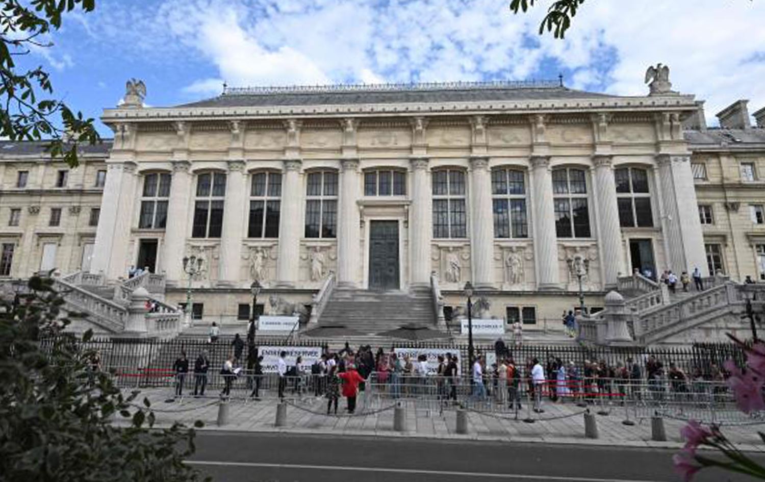 بدء محاكمة شابة عائدة من سوريا في باريس لالتحاقها بداعش