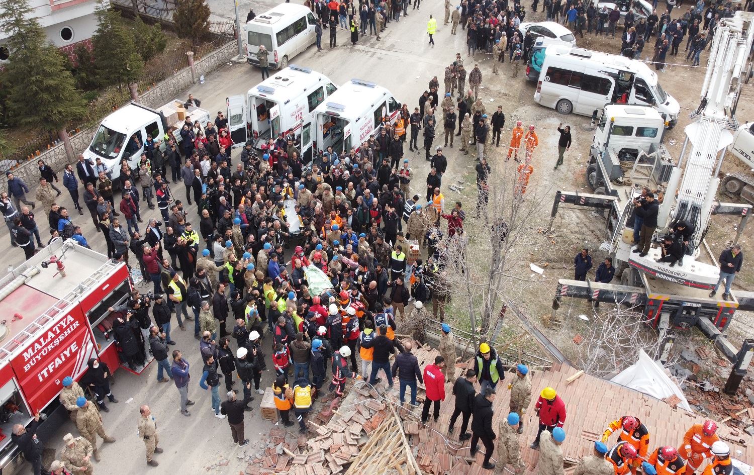 MELETÎ - Bav û keça di bin kavilan de mabûn hatin rizgarkirin