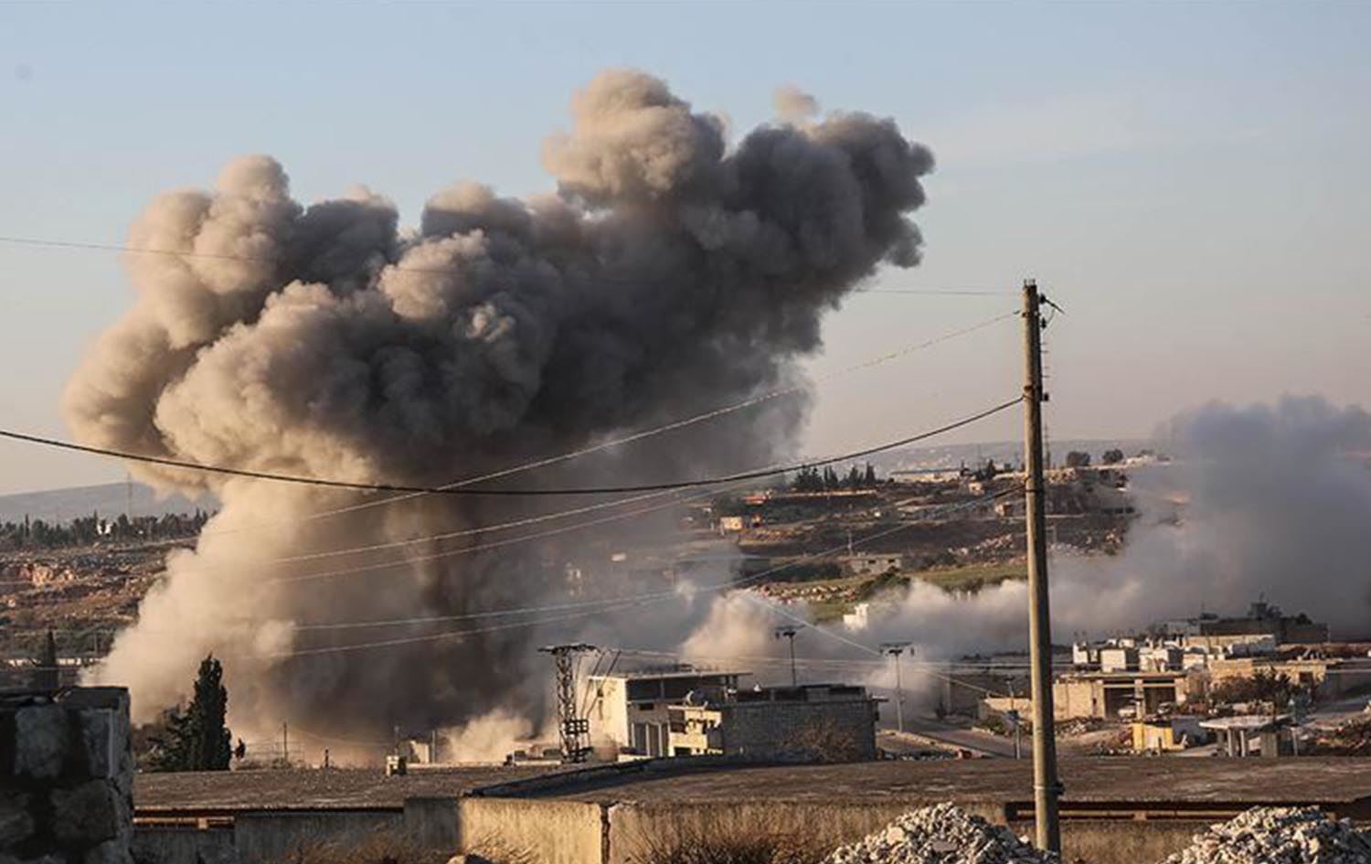 Hêzên hikûmeta Sûriyê gundek li rojhilatê Idlibê topbaran kirin