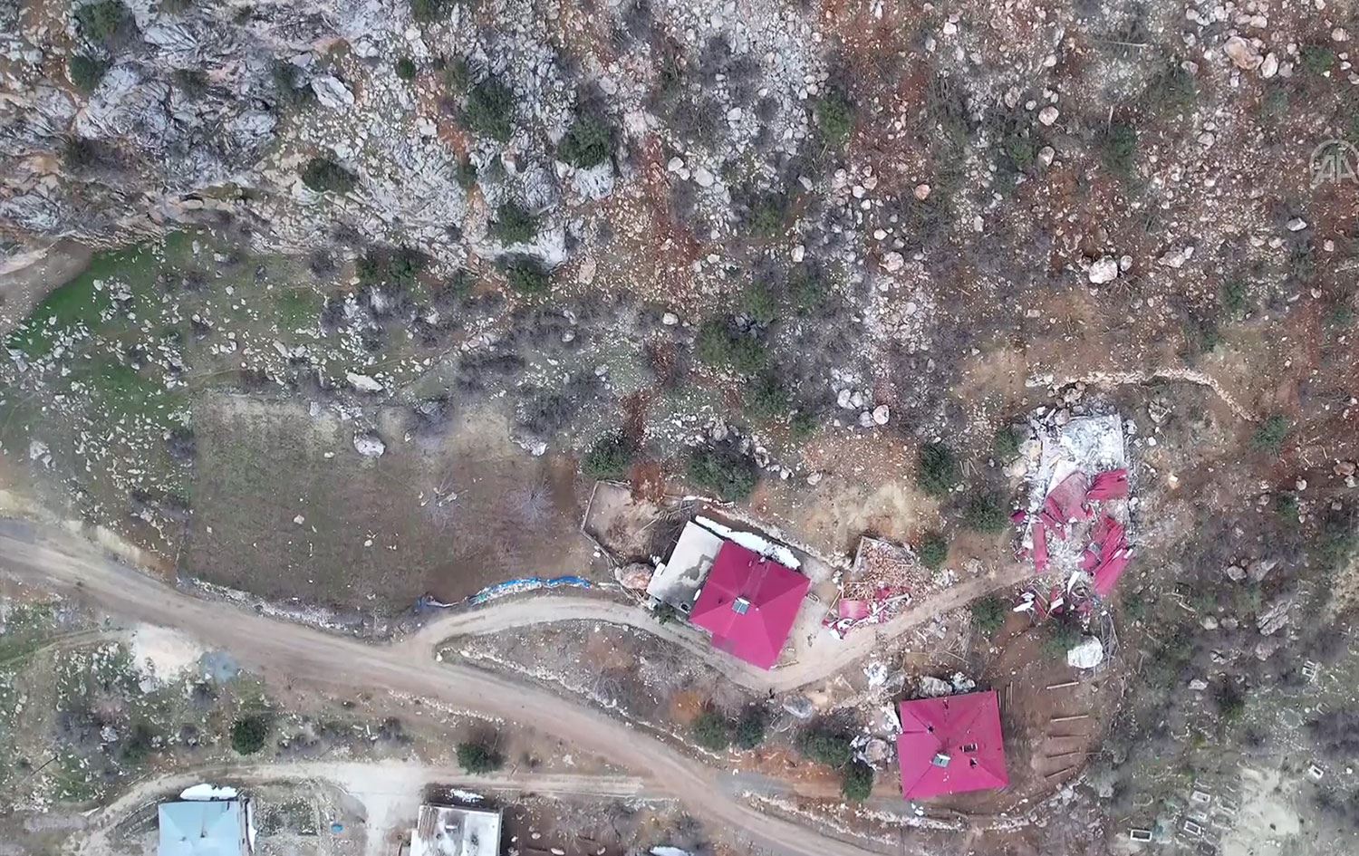 MARAŞ - O ilçe depremde kopan kayaların tehdidi altında