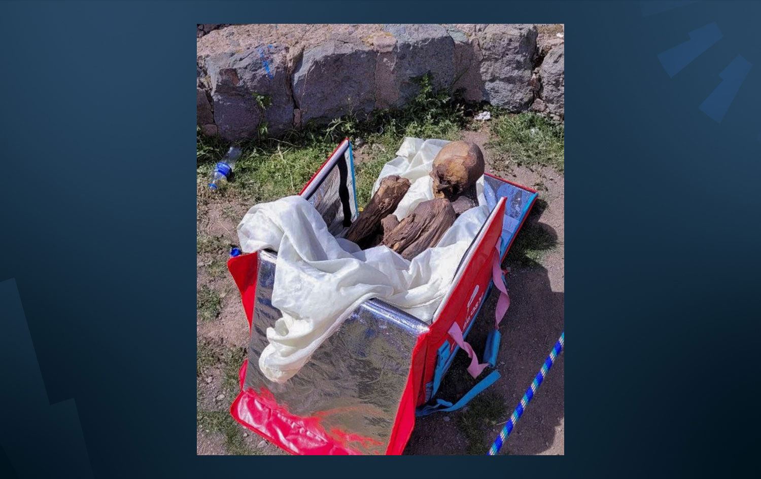 Kuryenin çantasında 600 yıllık mumya bulundu