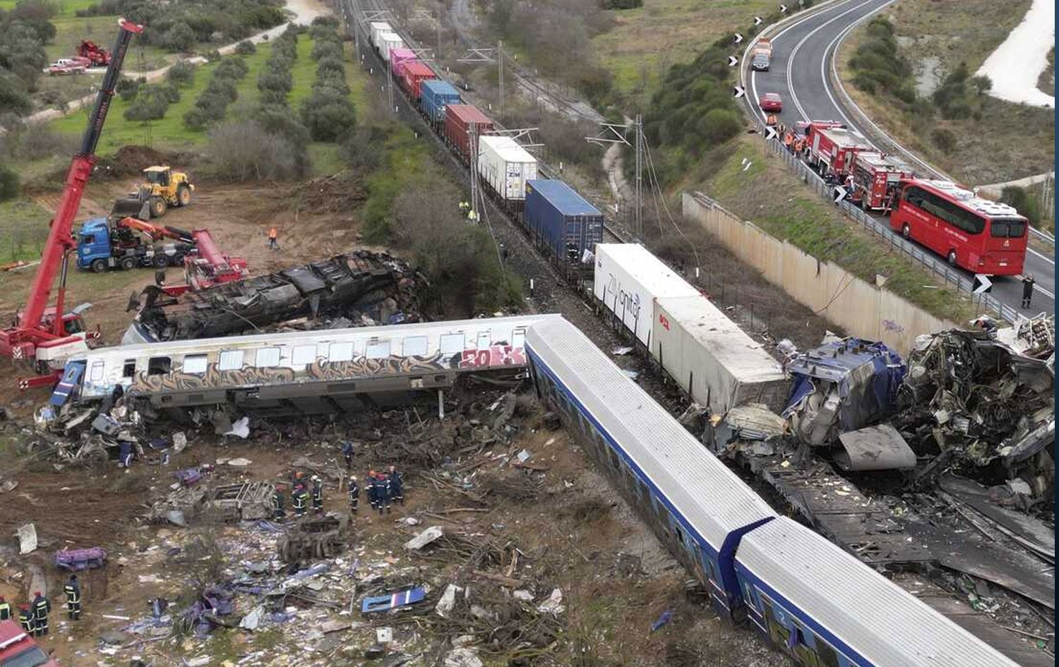 YUNANİSTAN- 36 kişi öldü, 3 gün yas ilan edildi, Ulaştırma Bakanı istifa etti!