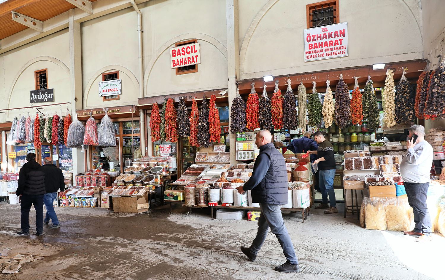 Mereş: Dukandar ji bo ku rewşa derûniya erdhejê ji ser xwe bavêjin dukanên xwe vedikin