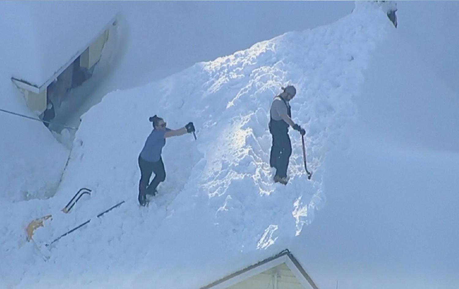 لە شارۆچکەیەکی کالیفۆرنیا نزیکەی دوو مەتر بەفر باریوە