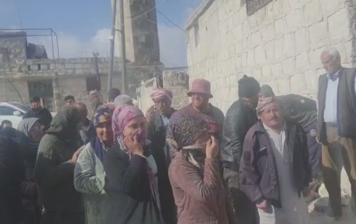 Li Gundê Hisê yê Efrînê ziyandîtiyên erdhejê daxwaza alîkariyê dikin