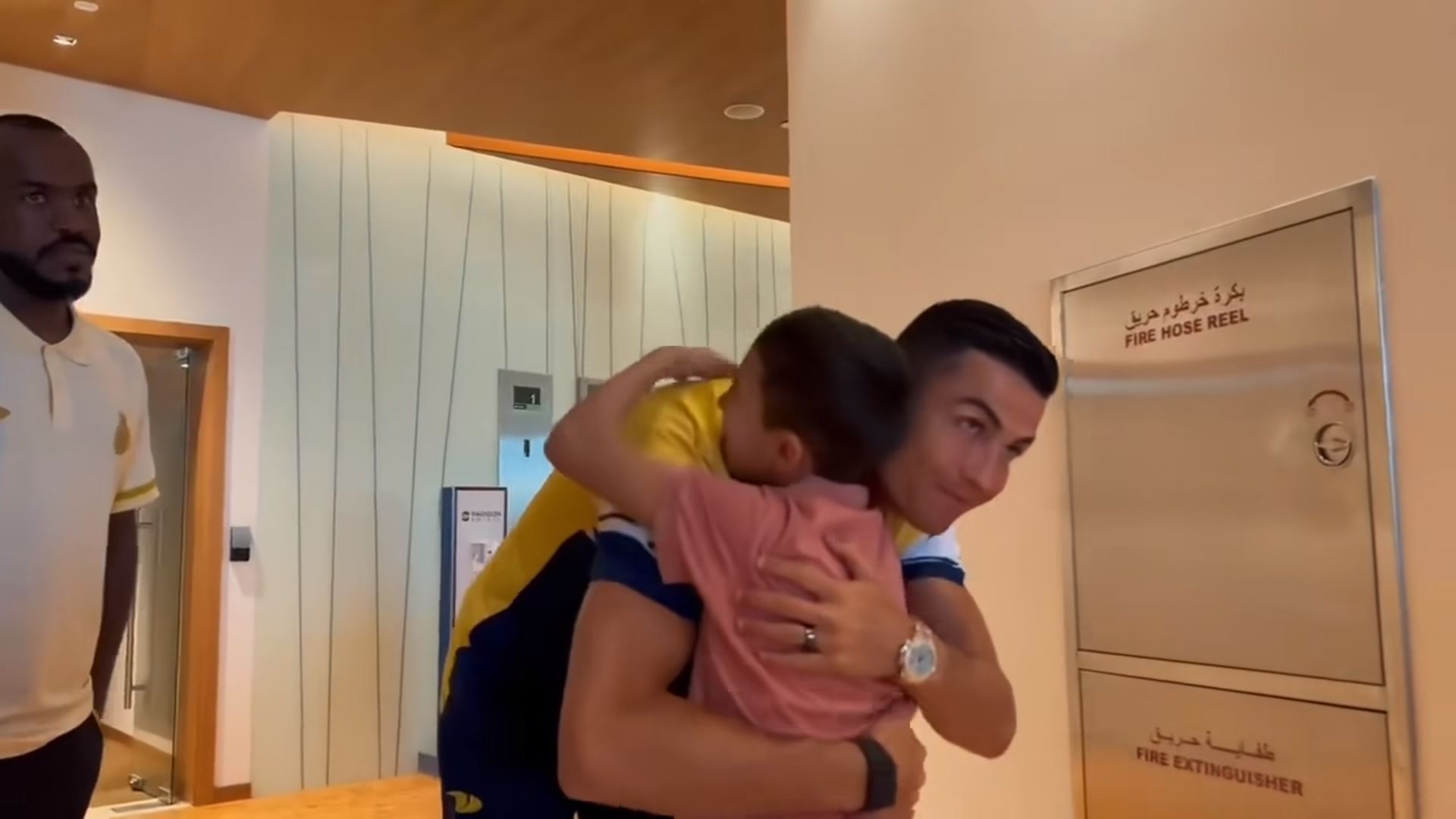 ڤیدیۆ؛ لە نێو داروپەردووی بوومەلەرزەوە بۆ باوەشی کریستیانۆ رۆناڵدۆ