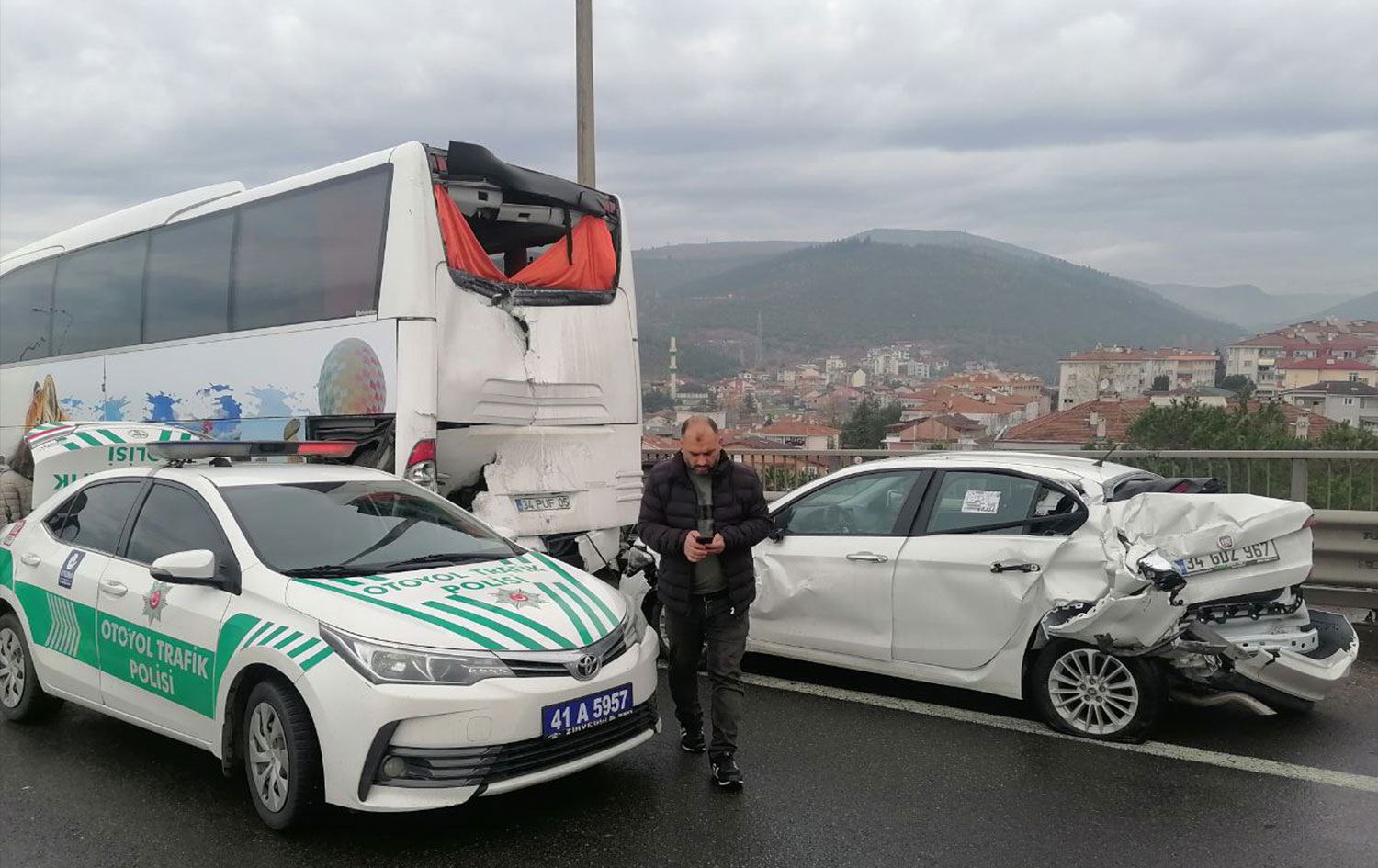 7 ayrı zincirleme kaza: 23 araç karıştı, 11 yaralı!