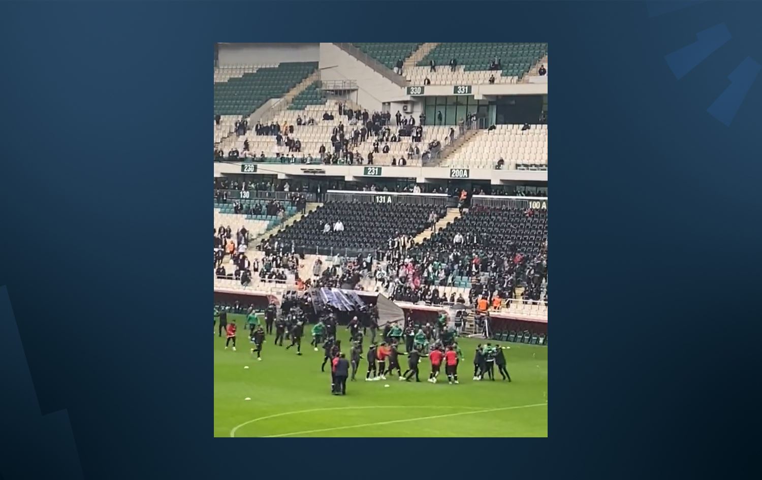 یاریزانانی بورساسپۆر لەنێو یاریگە هێرشیان کردەسەر یاریزانانی ئامەدسپۆر