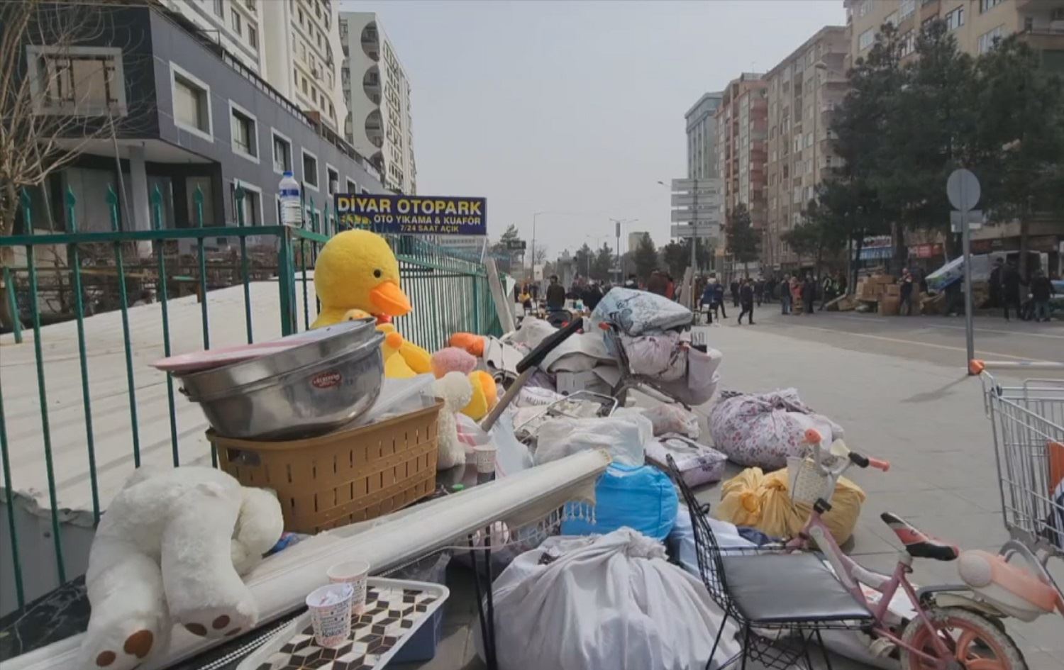 Li Amedê welatiyan kelûpelên xwe ji avahiya Galeriyayê derxistin