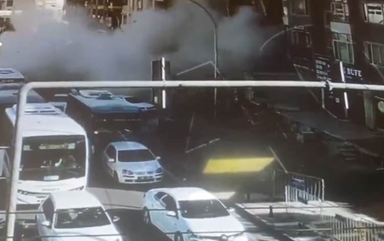 کەسێک بە برینداری لە ژێر داروپەردووی باڵەخانەکەی رووها دەرهێنرا