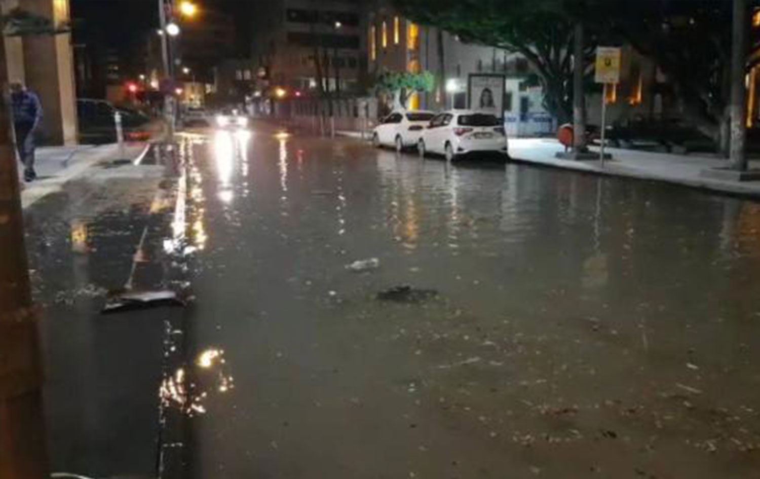 İskenderun'da deprem: Caddeler ve sokaklar deniz suyu ile doldu